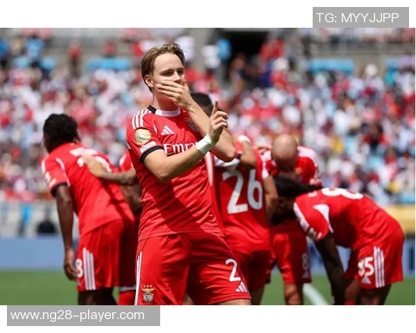 欧冠精彩对决：拜仁大胜本菲卡战术解析与冷门瞬间回顾